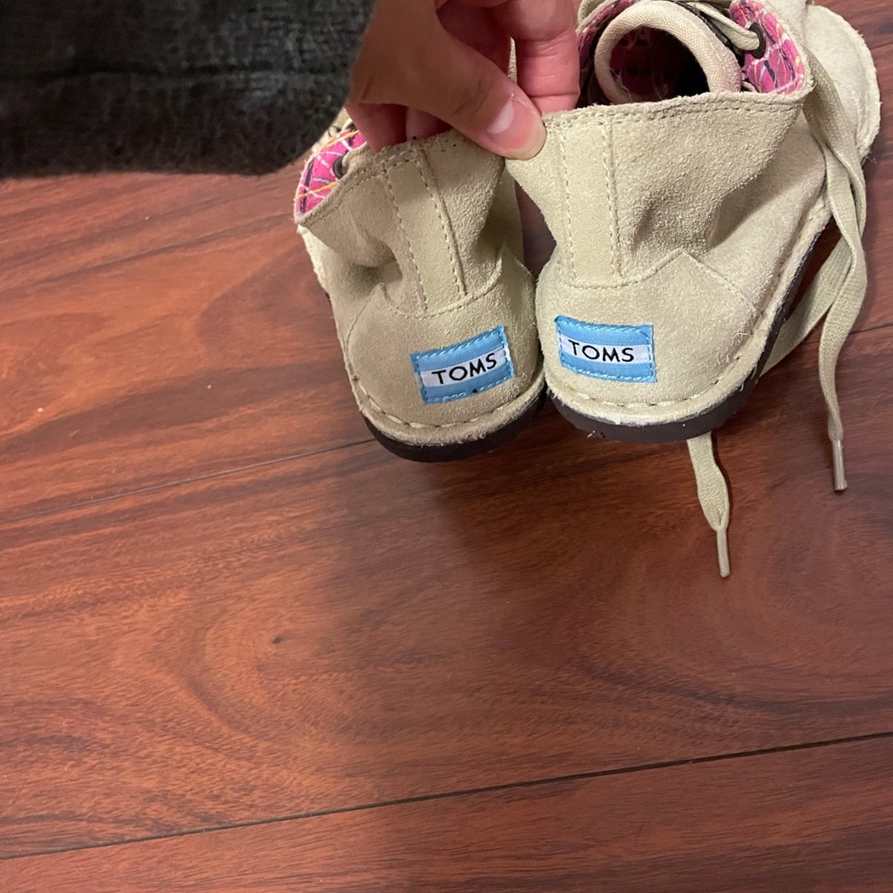 Toms - Picture 4 of 5
